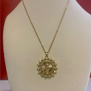 Elegant Gold Pendant Necklace